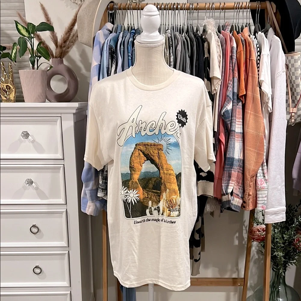Kid Dangerous | Arches Utah Graphic T-Shirt in Natural Beige size Large NWT - Picture 2 of 10